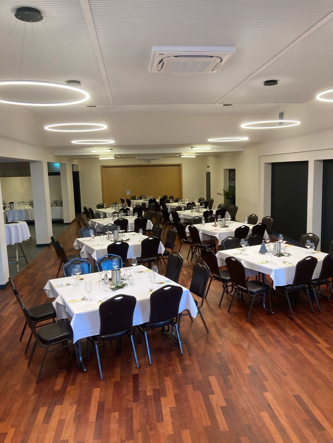 Bild Saal von Schleper mit Buffet 14 05 2025 1130