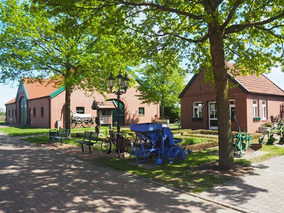 P4300117 Heimathof außen 555